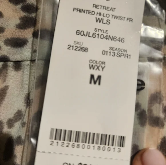 NWT Bebe Women's  Animal Print Wrap Roll Tab Sleeves Chiffon Cropped Top - Picture 13 of 13